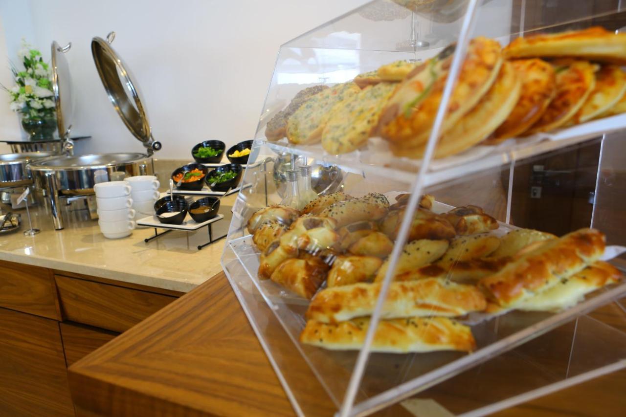Weekend Hotel Sari Dzsidda Kültér fotó